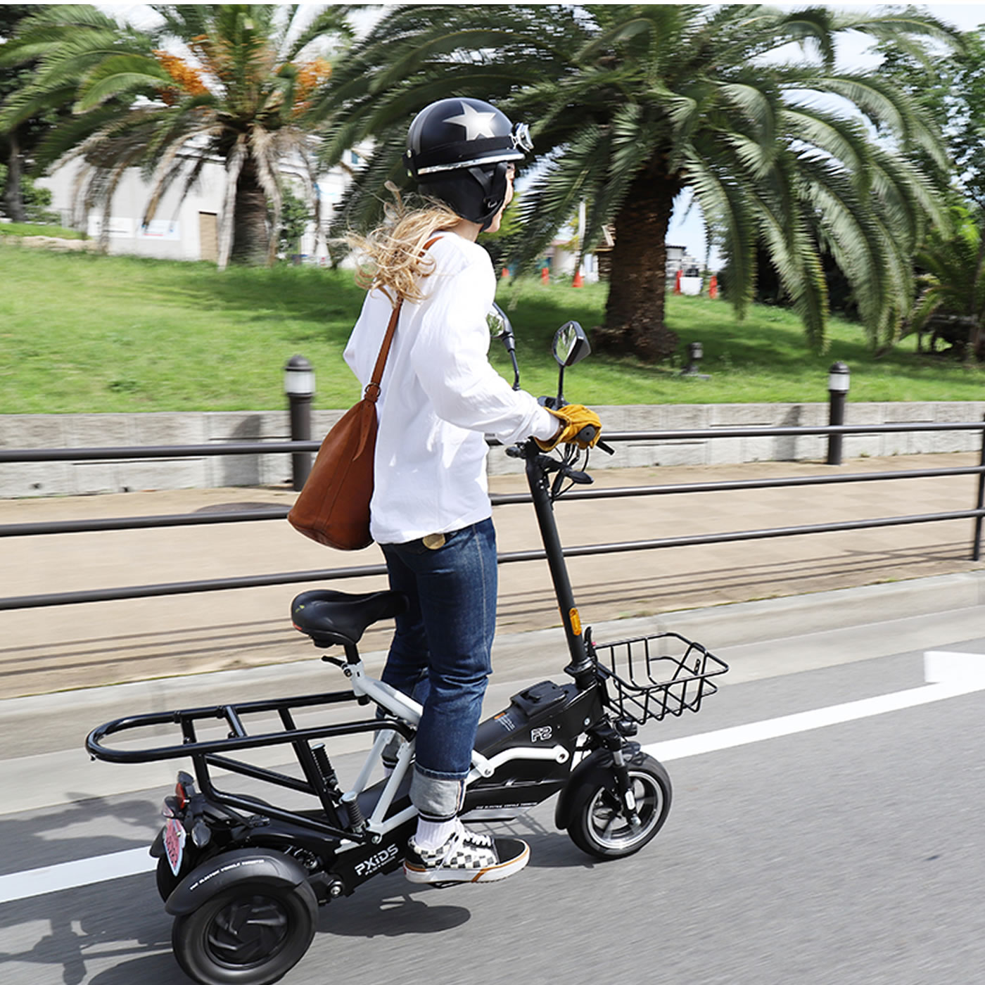 標準装備のシートフレームにより、バイクのように座って操縦する事が可能です また、しっかりと作られたフットボードに乗って「立ち乗り」をお楽しみ頂く事も可能。 ※シートフレームを付けたままで立ち乗り操縦可能